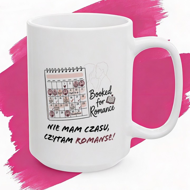 Biały kubek ceramiczny z nadrukiem dla czytelniczki romansów Nie mam czasu czytam romanse na tle domowej biblioteczki.