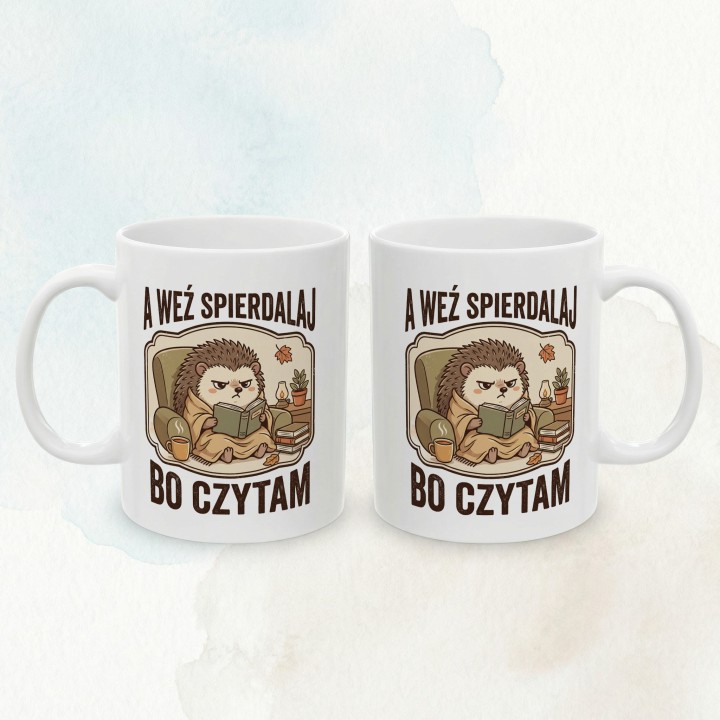 Kubek z jeżem dla czytelnika i napisem „A weź spierdalaj, bo czytam”.