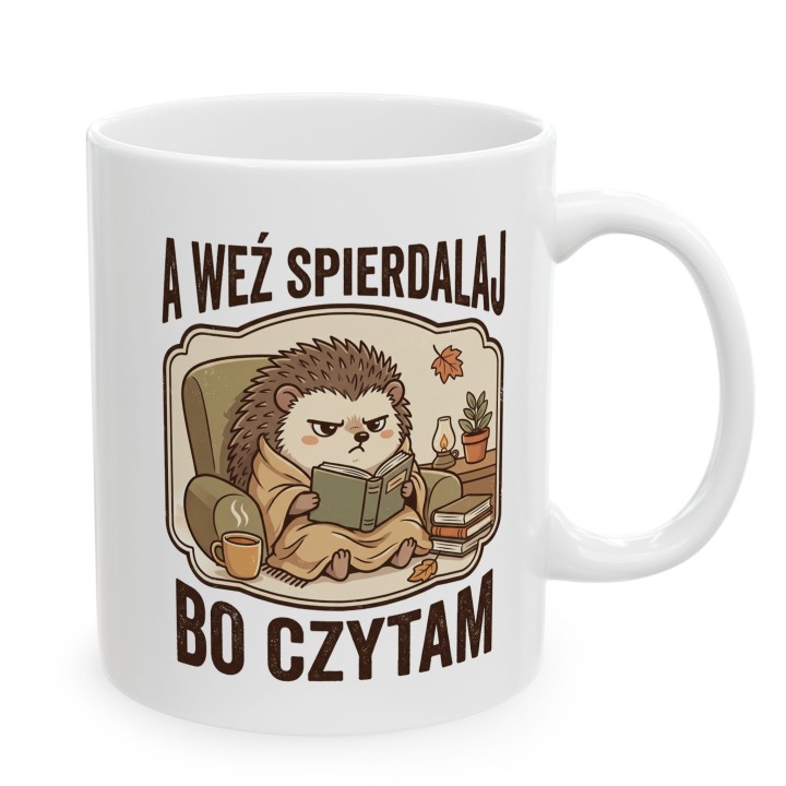 Kubek z nadrukiem „A weź spierdalaj, bo czytam” z jeżem dla czytelnika | Wręcz Wspaniale