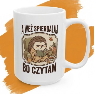 Biały kubek z nadrukiem „A weź spierdalaj, bo czytam” z jeżem siedzącym z książką.