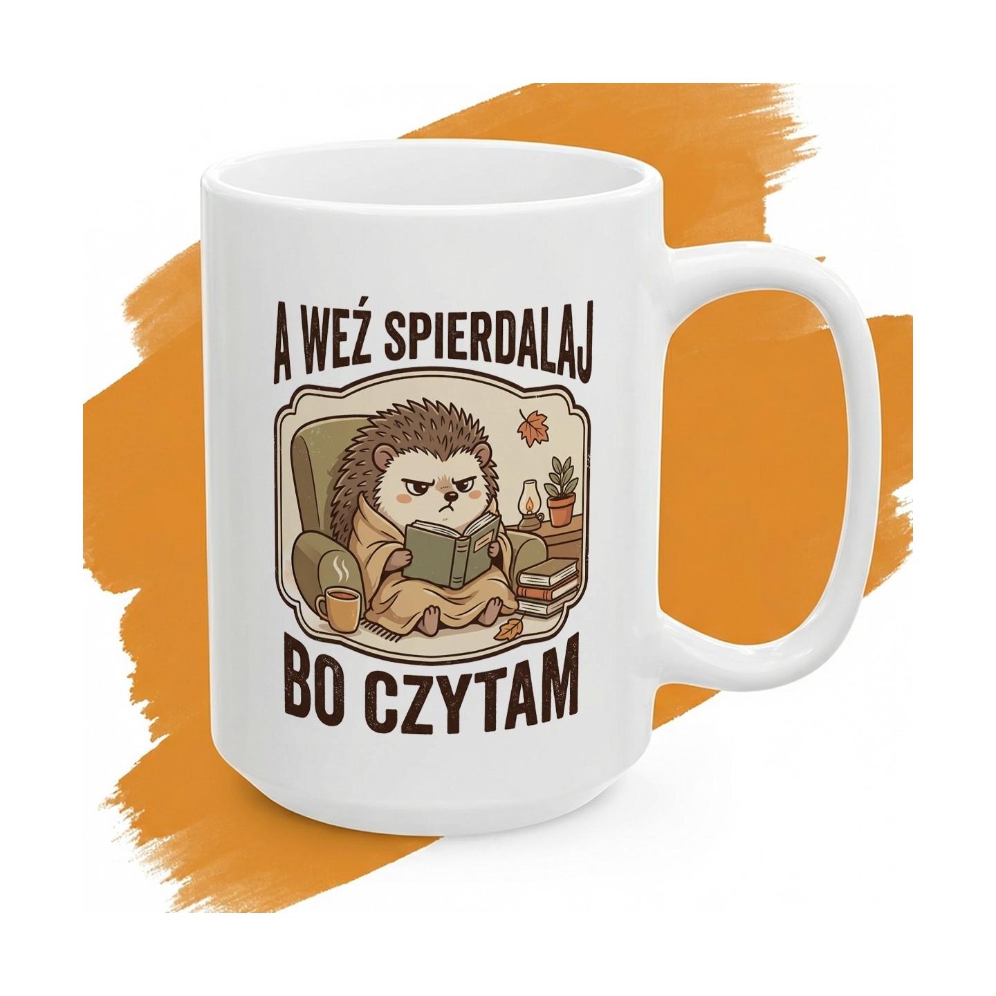 Biały kubek z nadrukiem „A weź spierdalaj, bo czytam” z jeżem siedzącym z książką.