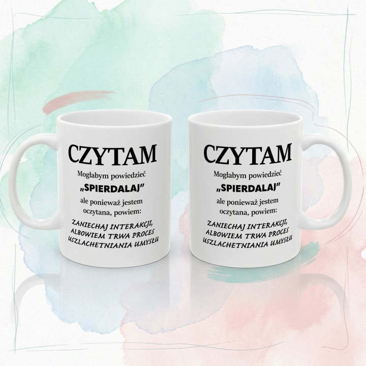 Kubek z napisem „Czytam” dla fana książek, z humorystycznym tekstem o nieprzeszkadzaniu.