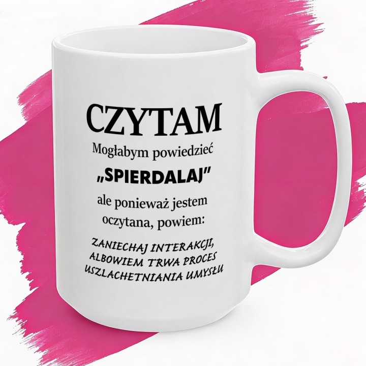 Biały kubek z nadrukiem „Czytam” i ironicznym tekstem dla czytelnika.