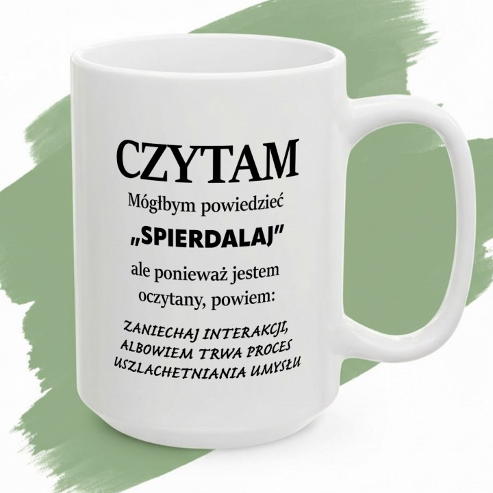 Kubek z tekstem o czytaniu, interakcji i procesie uszlachetniania umysłu.