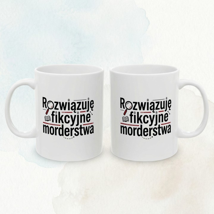 Biały kubek z nadrukiem „Rozwiązuję fikcyjne morderstwa” dla fanów kryminałów.