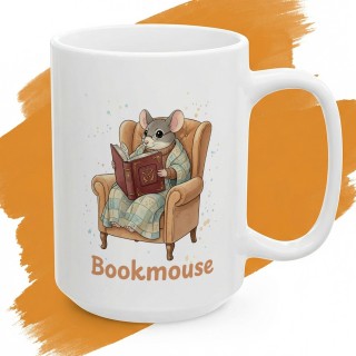 Biały kubek z nadrukiem „Bookmouse” i myszką w okularach czytającą książkę w fotelu.