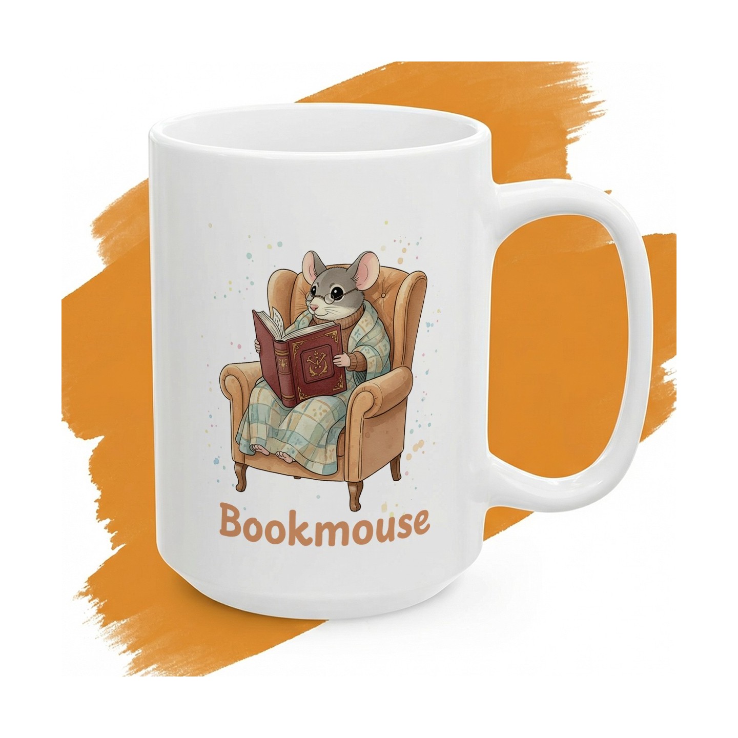 Biały kubek z nadrukiem „Bookmouse” i myszką w okularach czytającą książkę w fotelu.