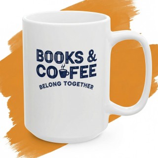 Biały kubek z niebieskim nadrukiem „Books & Coffee Belong Together”.