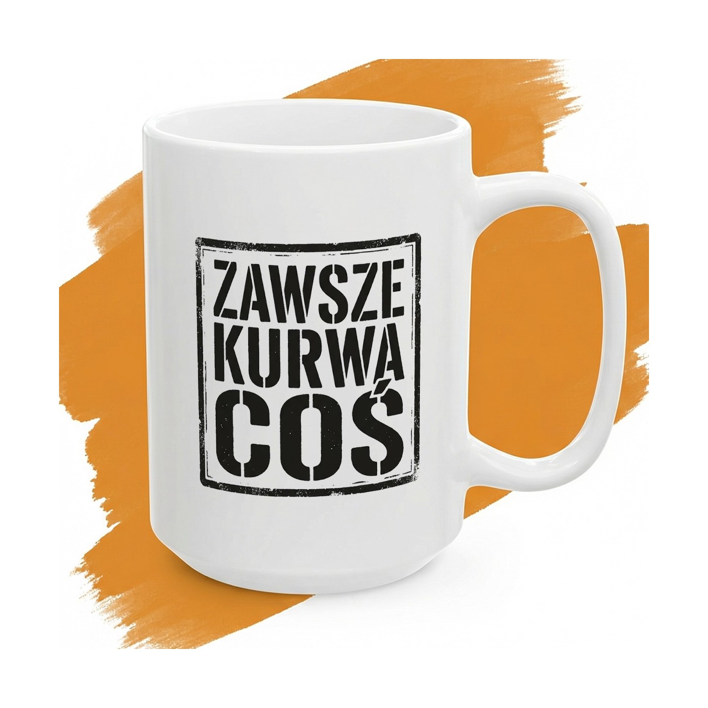Biały kubek z czarnym stemplowym nadrukiem „Zawsze. Kurwa. Coś.”.