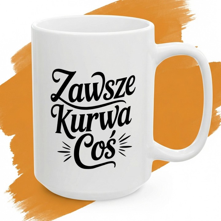 Biały kubek z czarnym ozdobnym napisem „Zawsze Kurwa Coś”.
