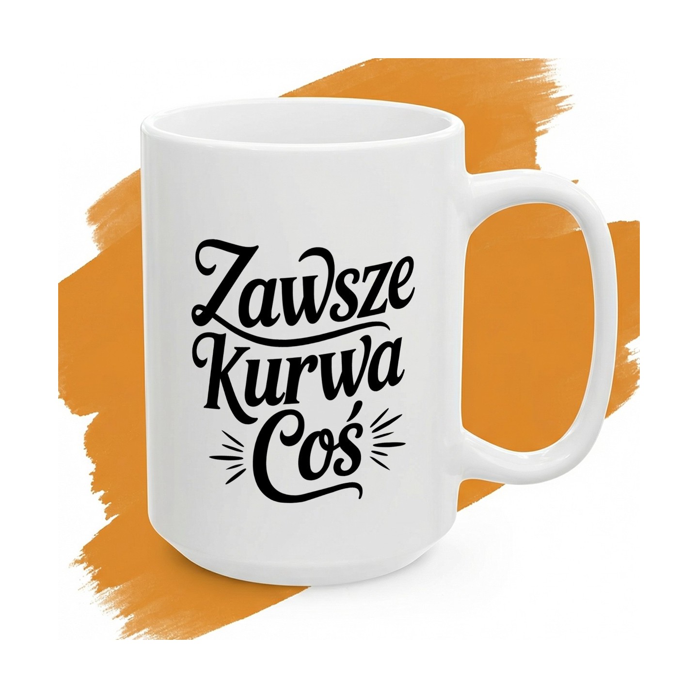 Biały kubek z czarnym ozdobnym napisem „Zawsze Kurwa Coś”.