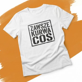 Klasyczna bawełniana koszulka z trwałym czarnym nadrukiem Zawsze Kurwa Coś