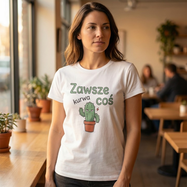 Kobieta prezentująca taliowaną białą koszulkę z zabawnym motywem roślinnym i ironicznym napisem.