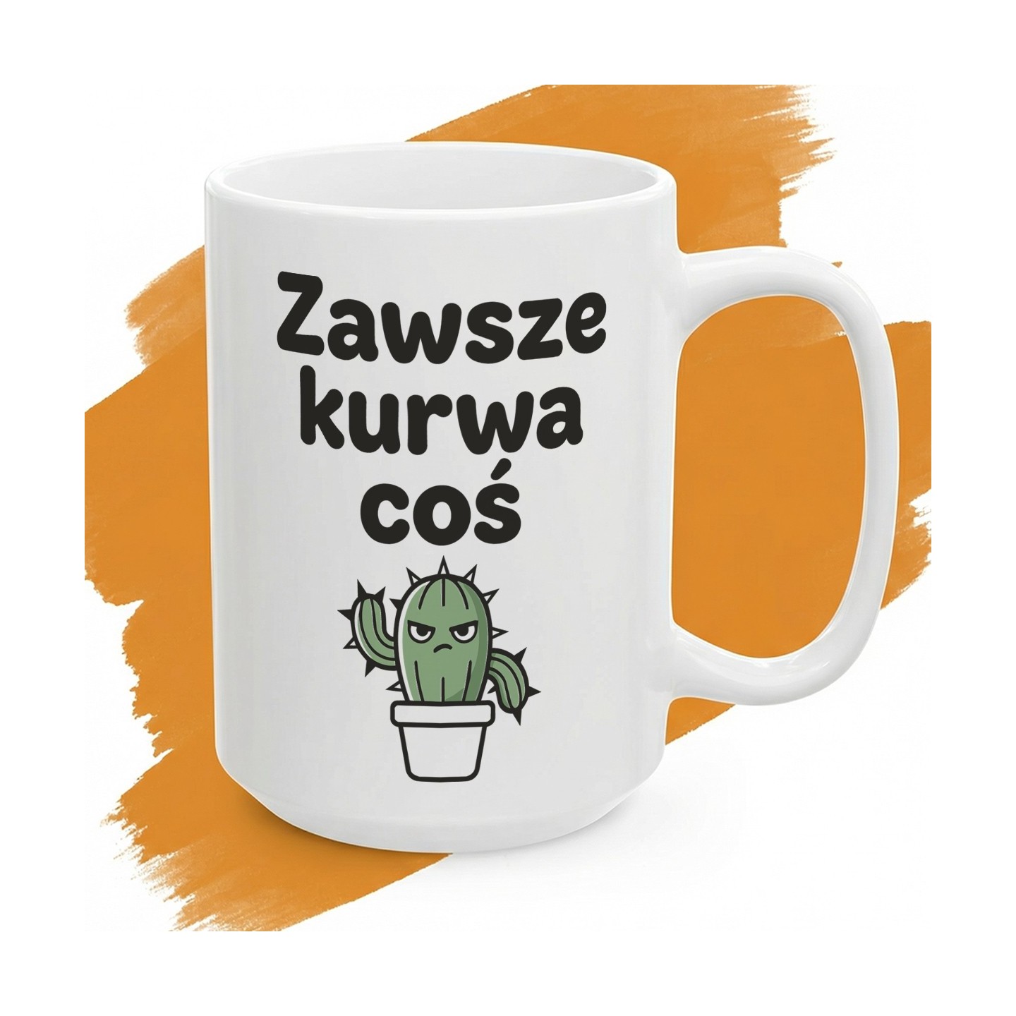 Biały ceramiczny kubek z grubym, czarnym napisem Zawsze Kurwa Coś i rysunkiem małego wkurzonego kaktusa na dole.