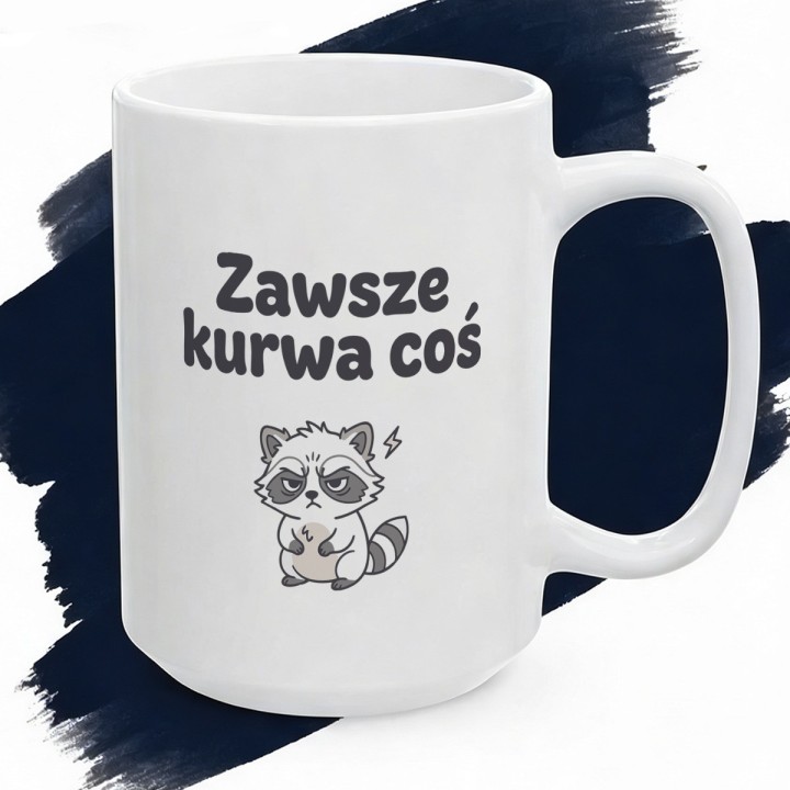 Biały kubek z napisem „Zawsze kurwa coś” i wkurzonym szopem.