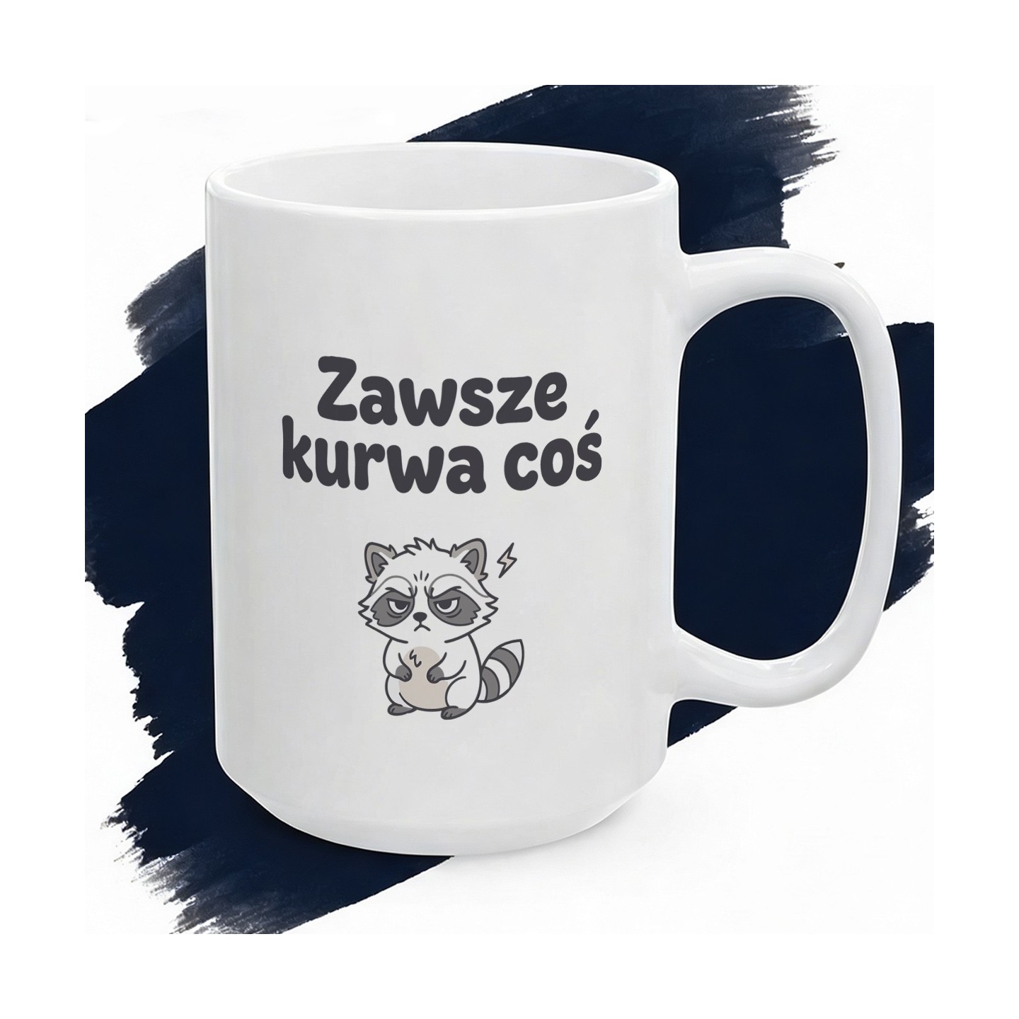 Biały kubek z napisem „Zawsze kurwa coś” i wkurzonym szopem.