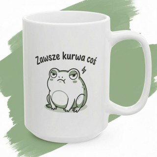 Biały kubek z napisem „Zawsze kurwa coś” i wkurzoną żabą.