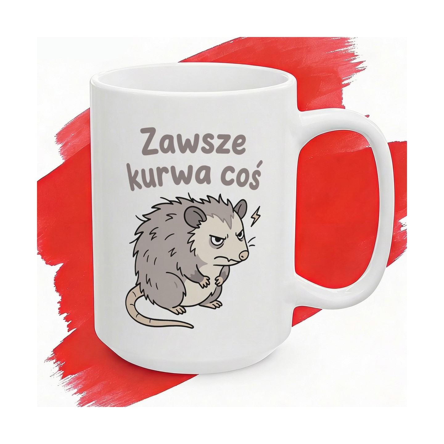 Biały kubek z napisem „Zawsze kurwa coś” i wkurzonym oposem.
