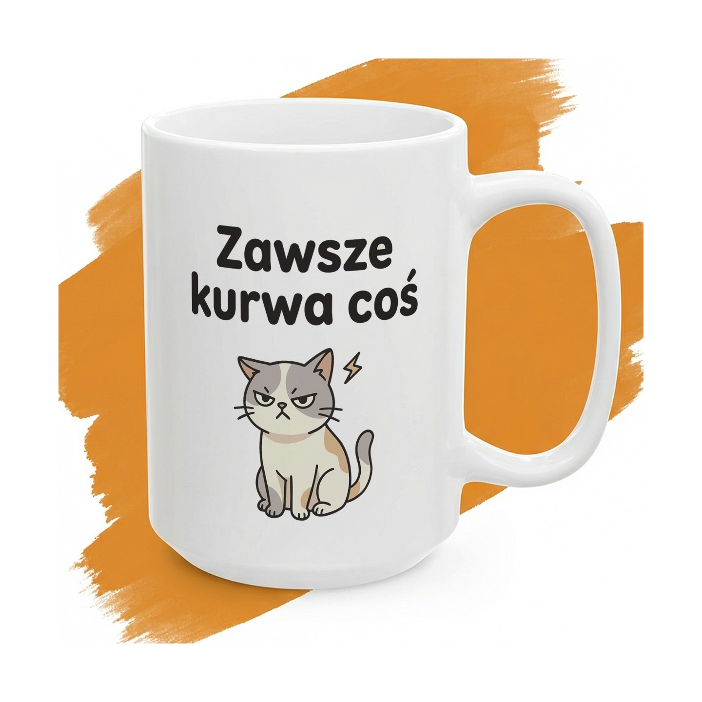Biały kubek z napisem „Zawsze kurwa coś” i wkurzonym kotem.