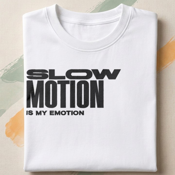 Czarny nadruk typograficzny Slow Motion Is My Emotion na koszulce