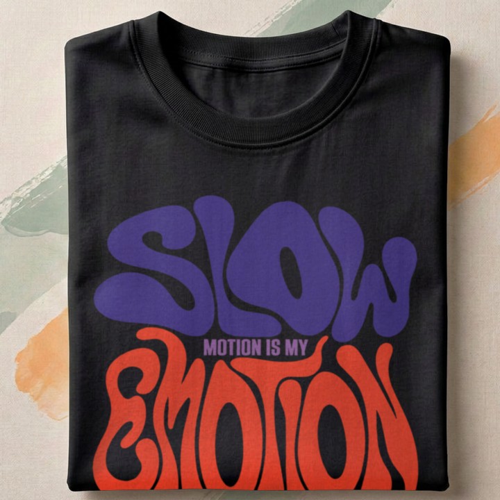 T-shirt z falowaną typografią w stylu lat 70