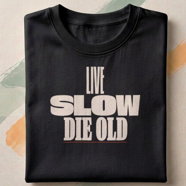 Czarno-biały nadruk z napisem Live Slow Die Old na koszulce