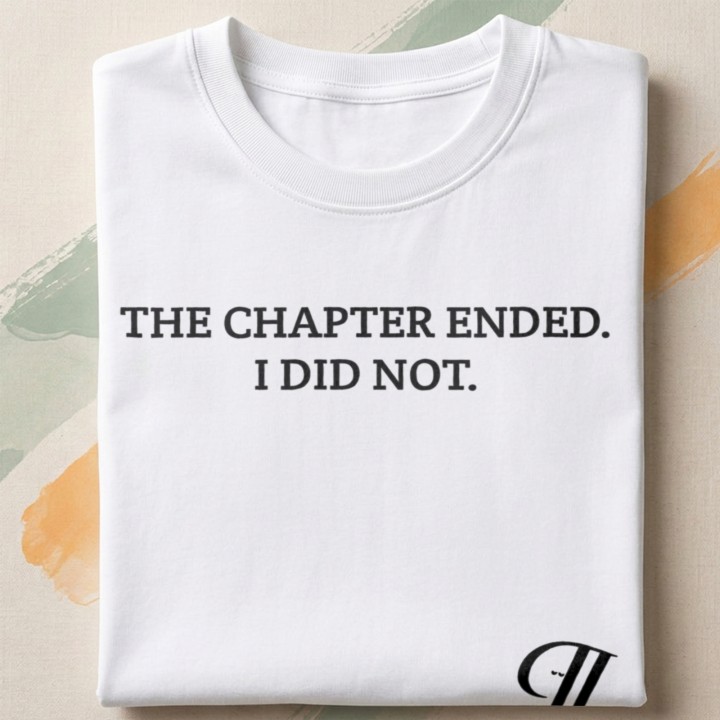 T-shirt książkowy z zabawnym znakiem akapitu czytającym książkę
