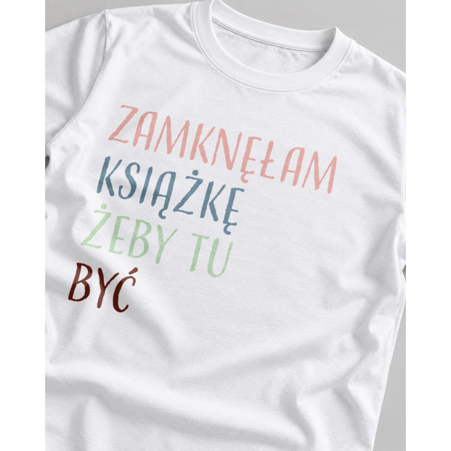 Koszulka z napisem Zamknęłam książkę żeby tu być | Dla miłośniczki książek – Damska fit biała