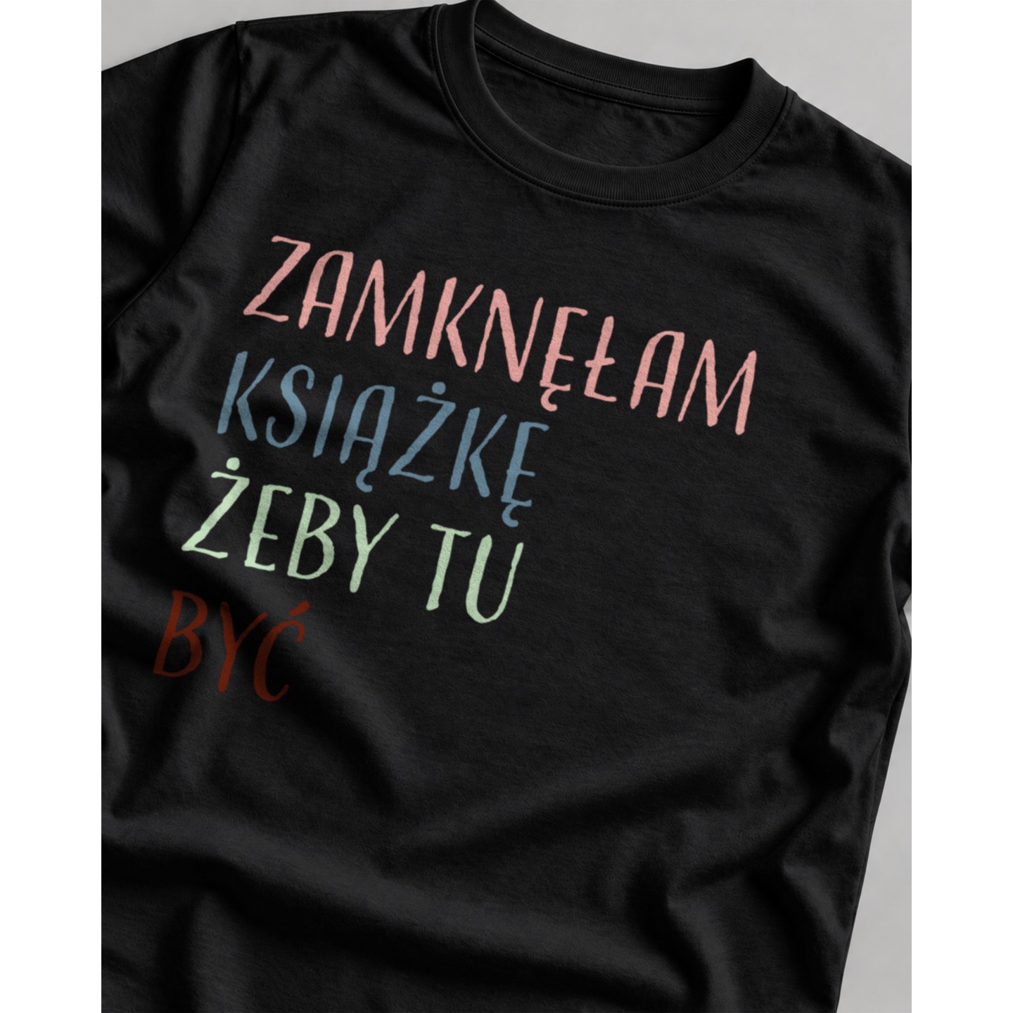 Koszulka z napisem Zamknęłam książkę żeby tu być | Dla miłośniczki książek – Damska Fit Czarna