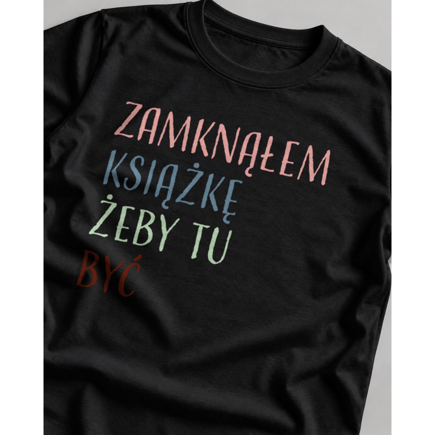 Koszulka męska z napisem Zamknąłem książkę żeby tu być