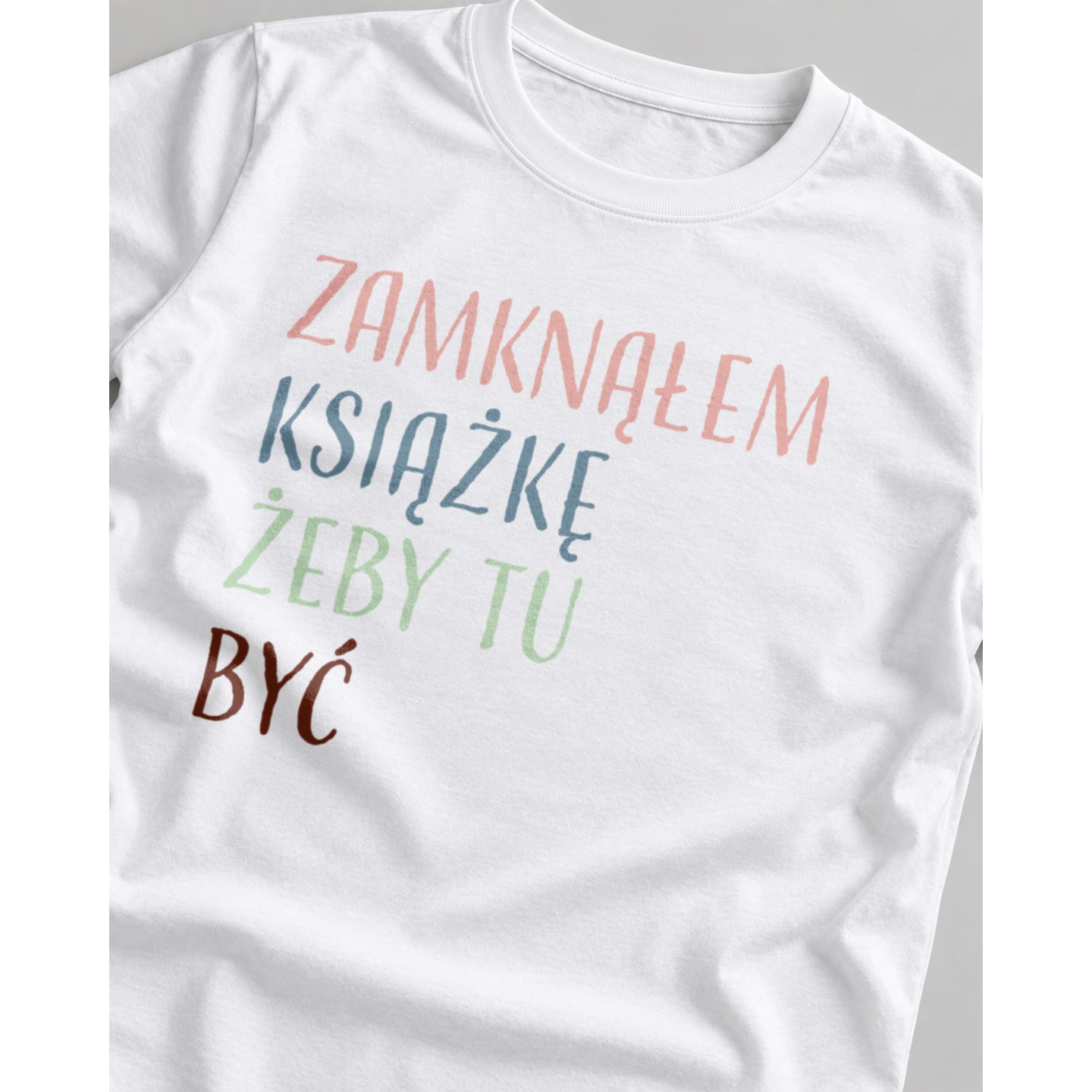 Koszulka męska z napisem Zamknąłem książkę żeby tu być