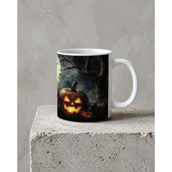 Kubek z lampionami jack-o'-lantern w mrocznym lesie