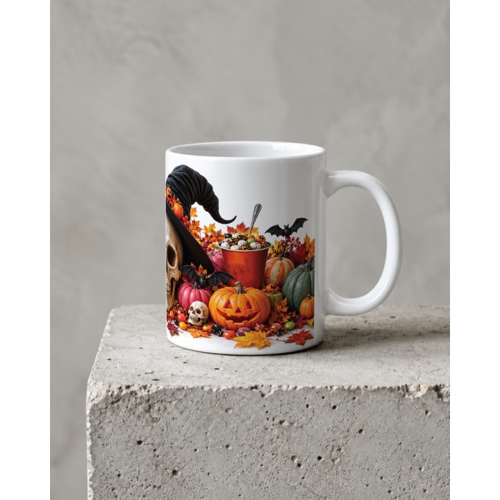 Kubek z dyniami i jesiennymi liśćmi na Halloween