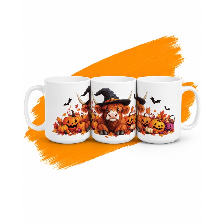Kubek z krową szkocką w kapeluszu czarownicy na Halloween