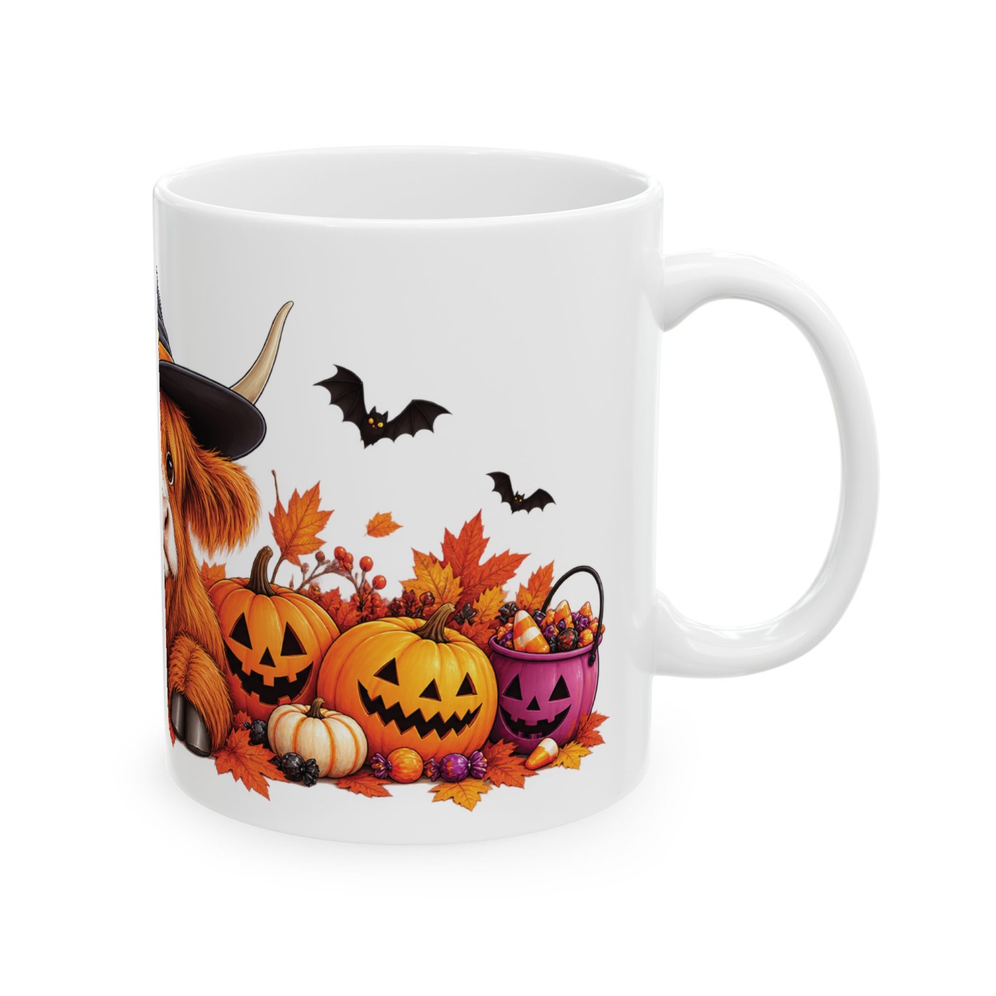 Kubek z krową szkocką w kapeluszu czarownicy na Halloween