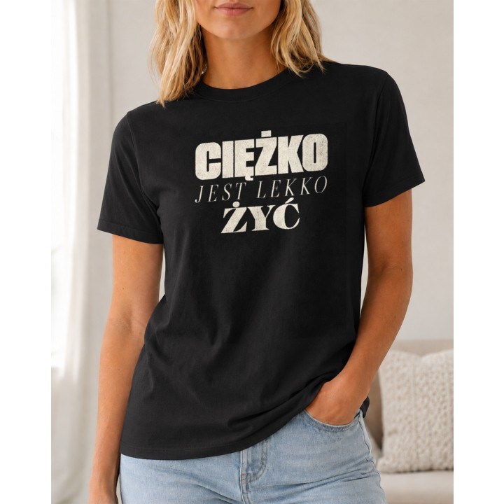 Czarno-biały nadruk typograficzny Ciężko jest lekko żyć na koszulce