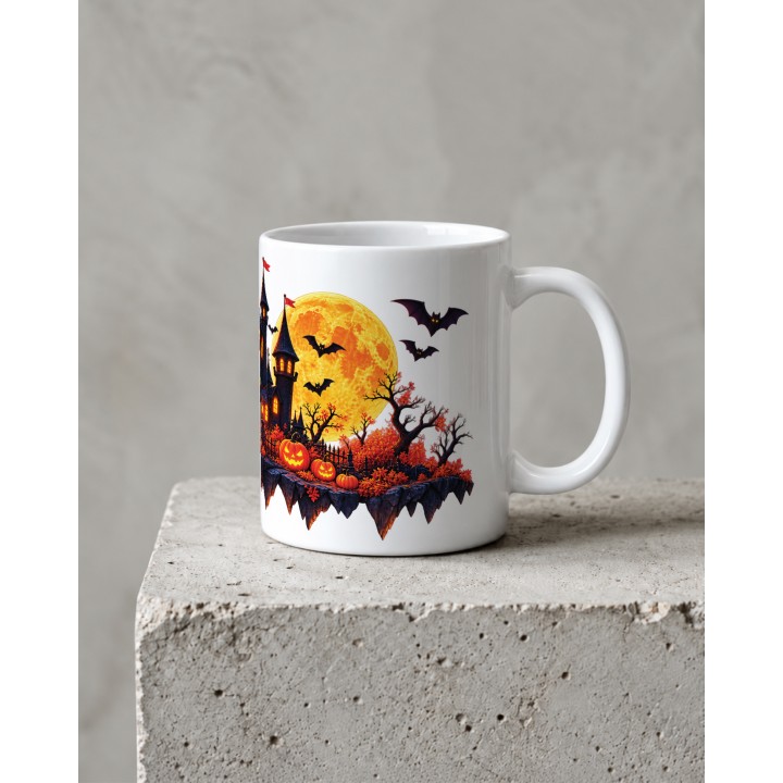 Kubek z halloweenowym zamkiem, lampionami z dyń i pełnią księżyca