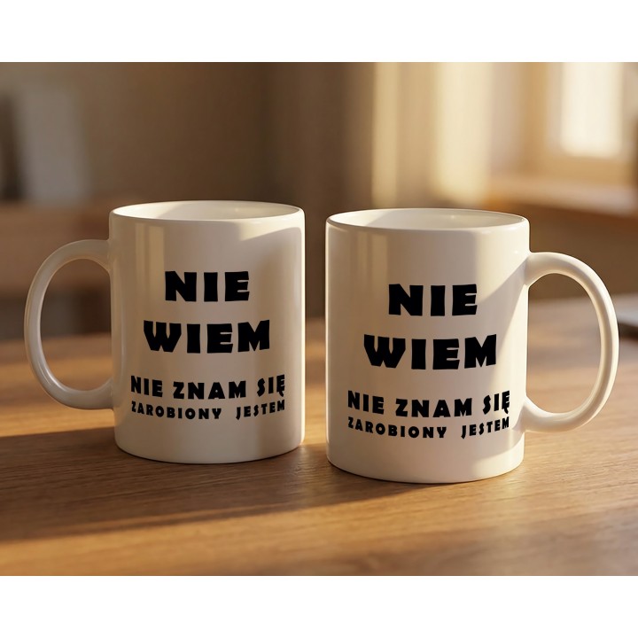 Kubek z nadrukiem „Nie wiem, nie znam się, zarobiony jestem” – śmieszny kubek z tekstem