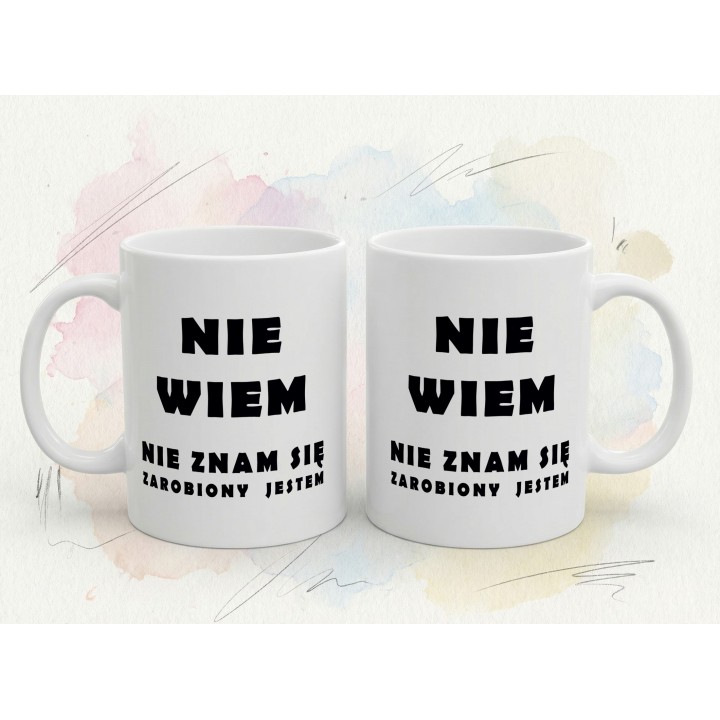 Kubek z nadrukiem „Nie wiem, nie znam się, zarobiony jestem” – śmieszny kubek z tekstem