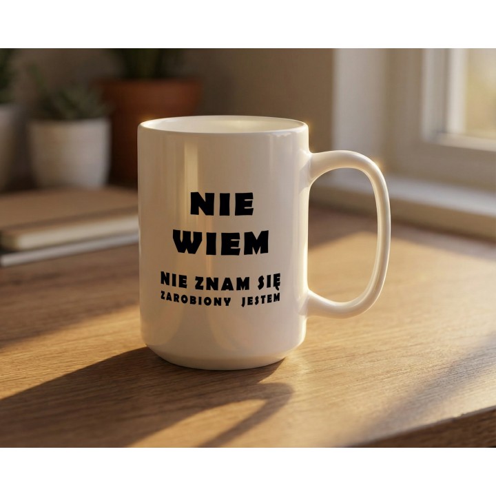 Kubek z nadrukiem „Nie wiem, nie znam się, zarobiony jestem” – śmieszny kubek z tekstem