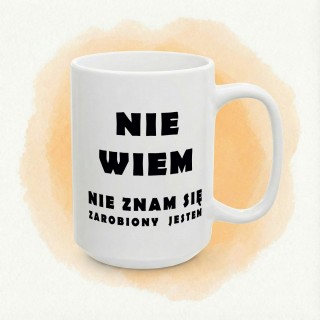 Kubek z nadrukiem „Nie wiem, nie znam się, zarobiony jestem” – śmieszny kubek z tekstem