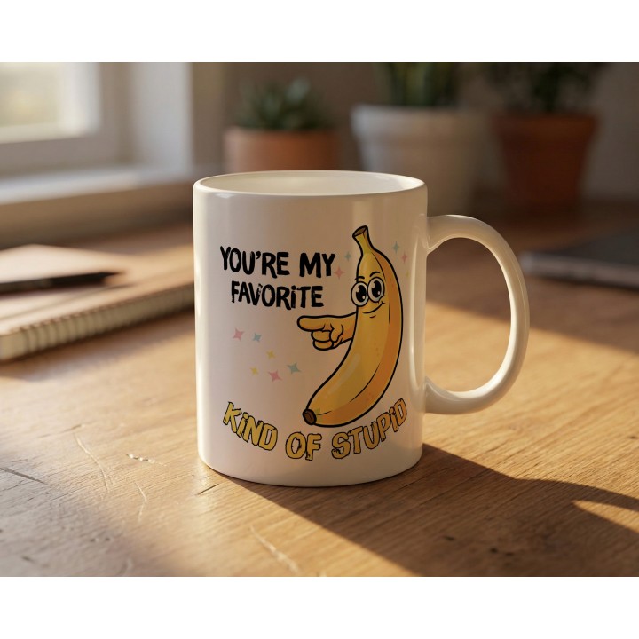 Kubek z nadrukiem „You’re my favorite kind of stupid” – śmieszny kubek z bananem