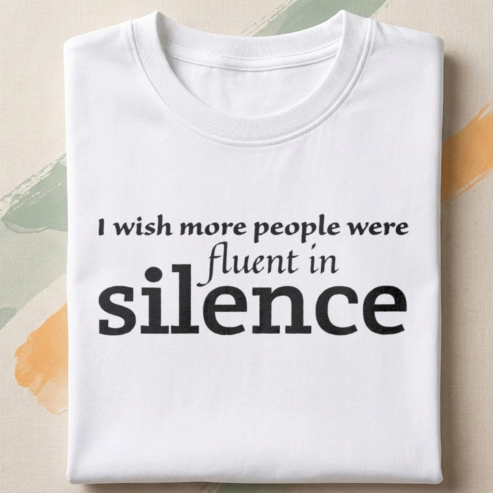 Minimalistyczny nadruk typograficzny z hasłem fluent in silence
