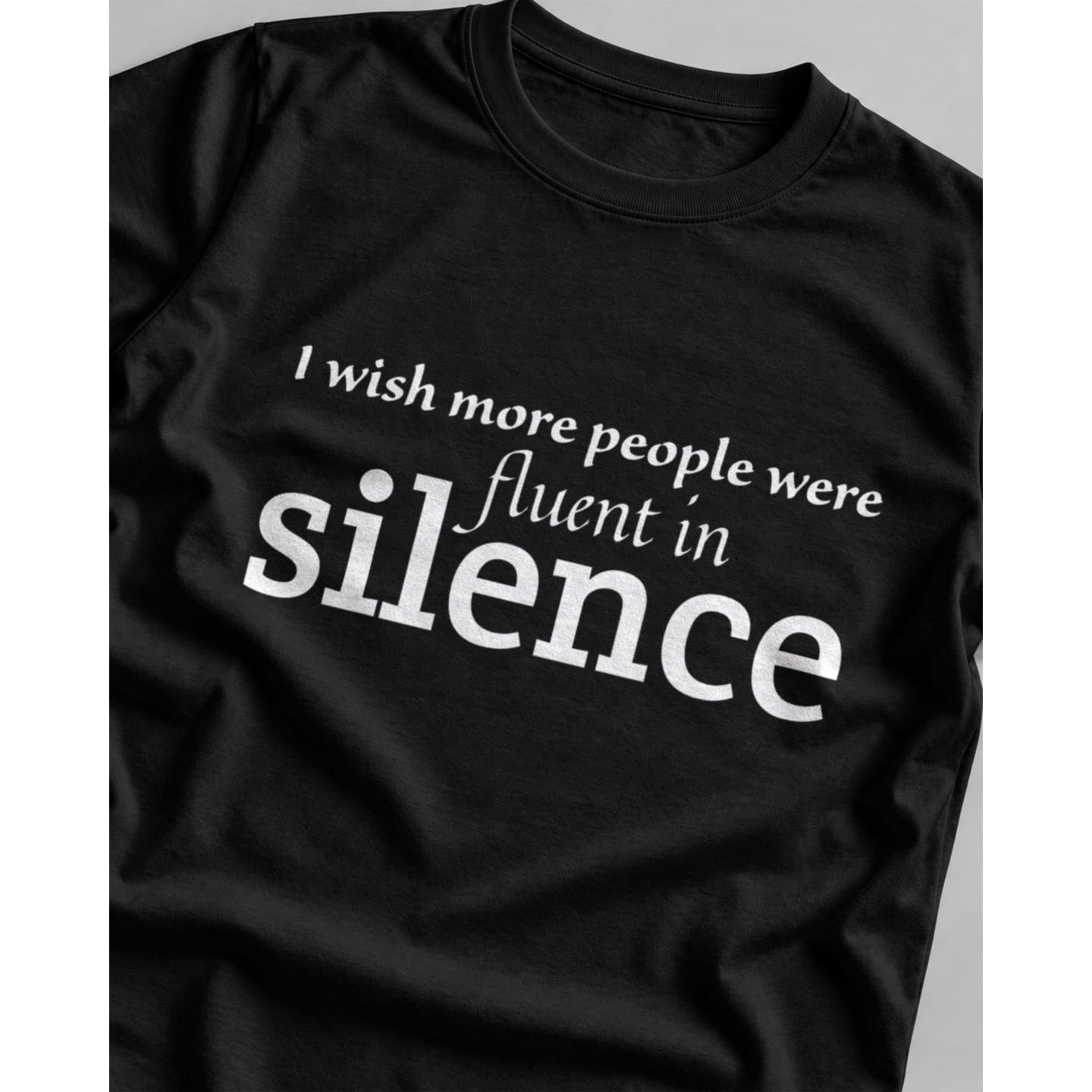 Koszulka z angielskim napisem I wish more people were fluent in silence – Damska Fit Czarna
