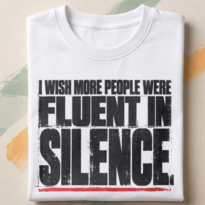 Czarny t-shirt z ironicznym angielskim hasłem o ciszy