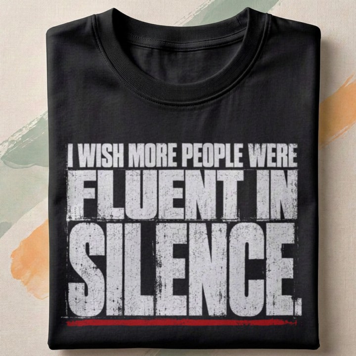 Koszulka z typograficznym nadrukiem Fluent in Silence i czerwonym akcentem