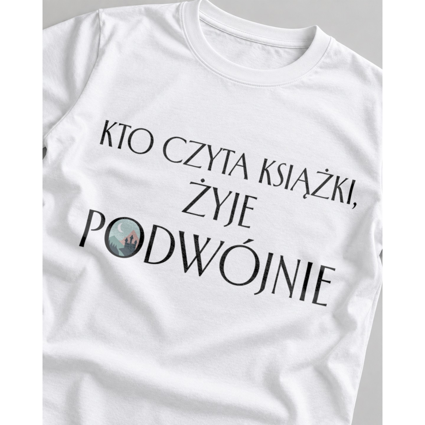 Koszulka dla mola książkowego Kto czyta książki żyje podwójnie – Damska fit biała