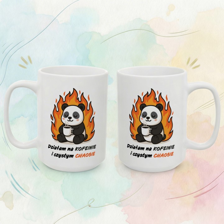 Kubek z nadrukiem Działam na kofeinie i czystym chaosie – panda w płomieniach, prezent dla zapracowanych