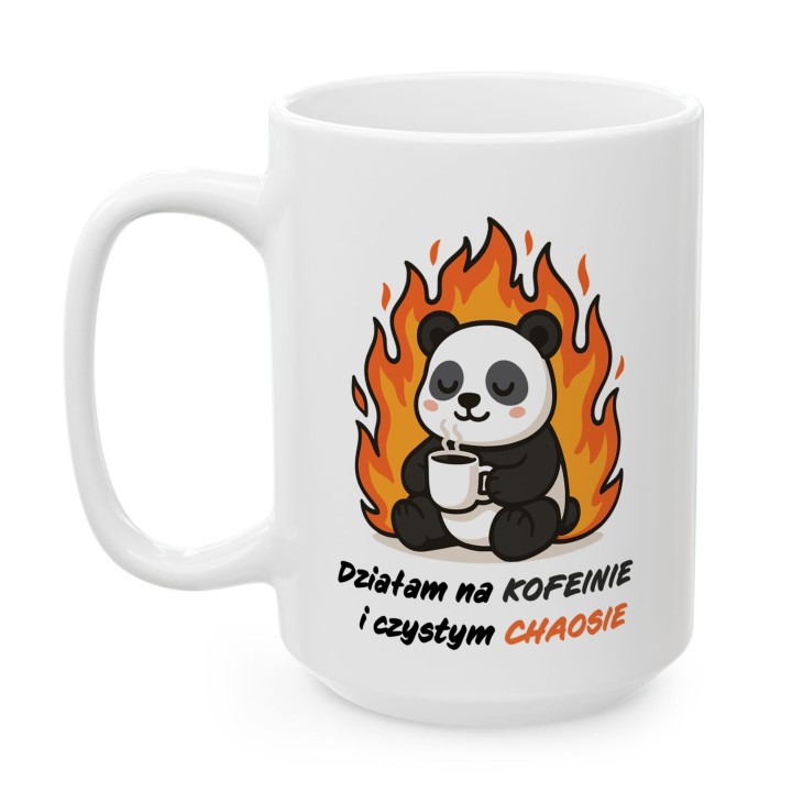 Kubek z nadrukiem Działam na kofeinie i czystym chaosie – panda w płomieniach, prezent dla zapracowanych