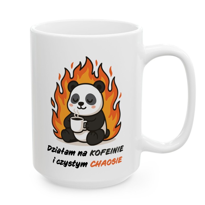 Kubek z nadrukiem Działam na kofeinie i czystym chaosie – panda w płomieniach, prezent dla zapracowanych